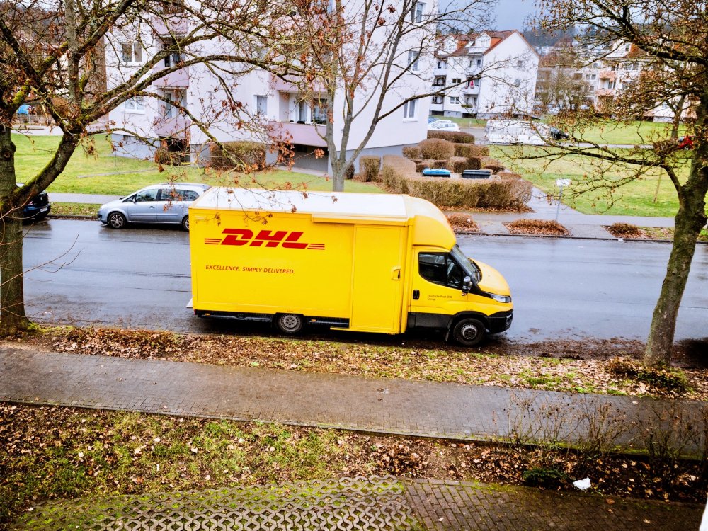 Send din pakke trygt og sikkert med DHL eller UPS